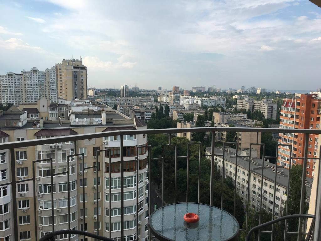 Apartments On Marshala Govorova Odessa Esterno foto